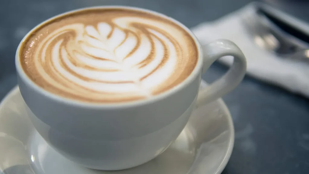 Capuchino servido por una máquina de café para empresas
